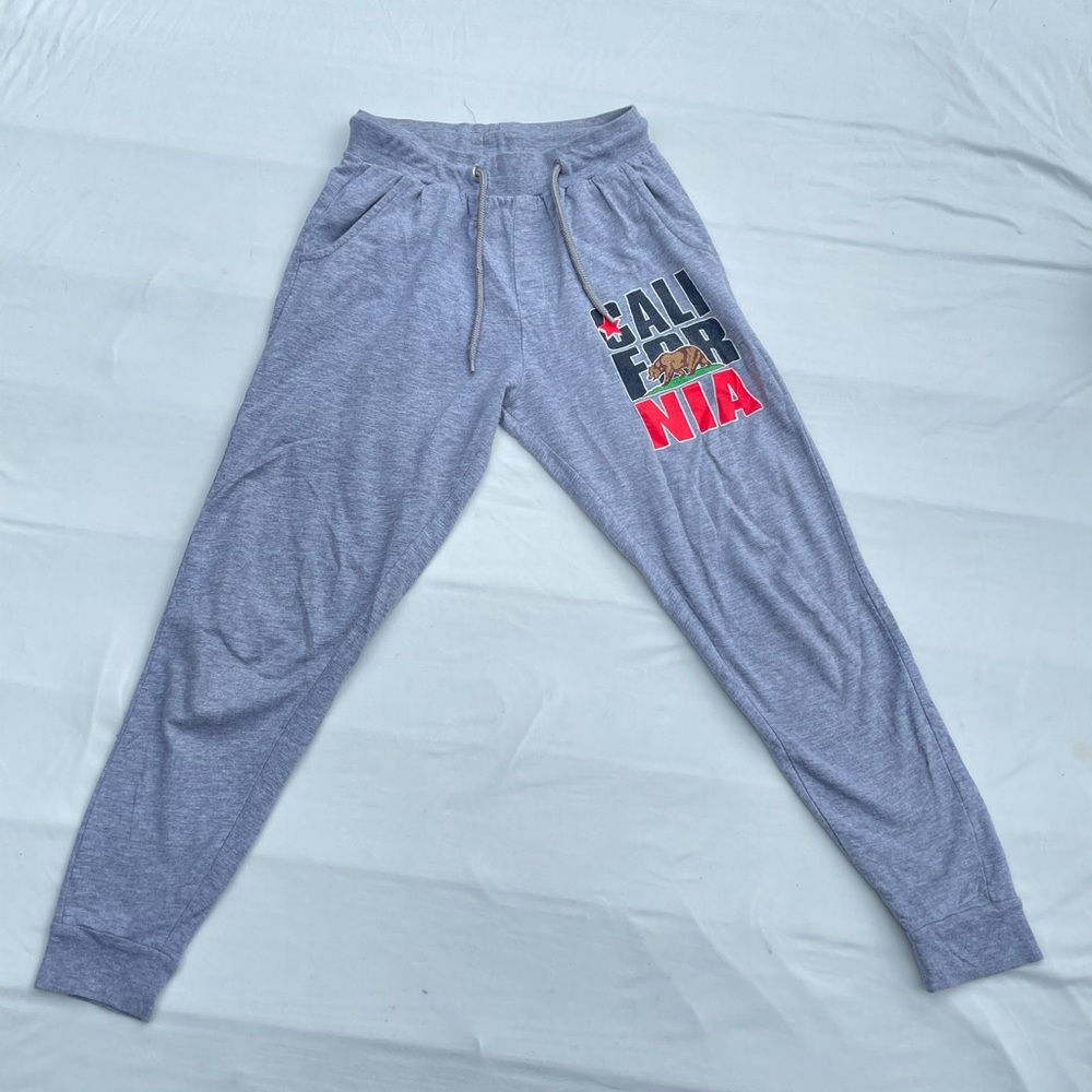Women’s gray sweatpants w/ pockets